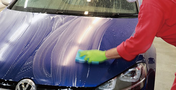 専用洗剤で洗車
